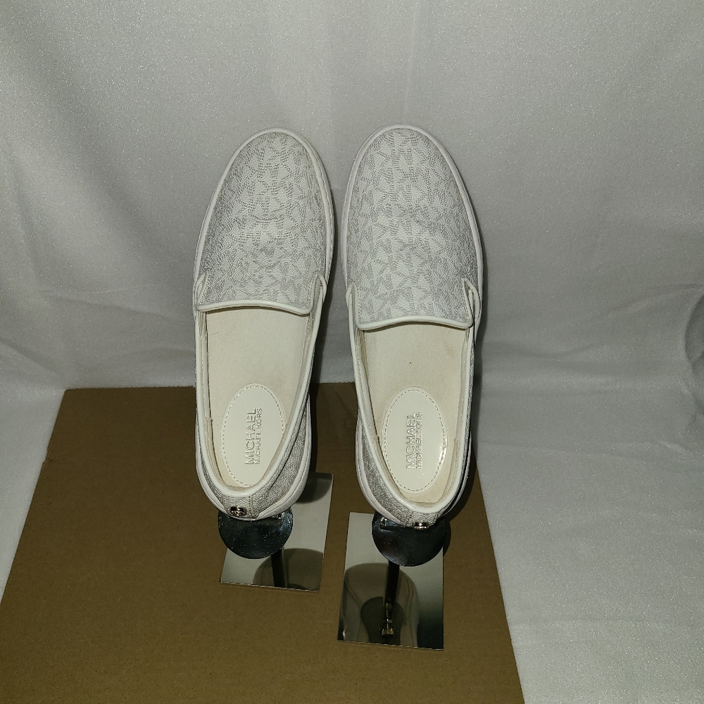 Teddi Slip-On Sneaker Size 6 Signature Logo - Picture 2 of 11